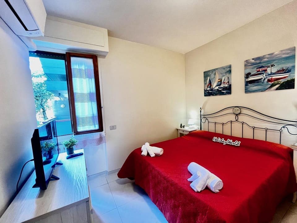 Bed, TV and multimedia, Photo of the whole room