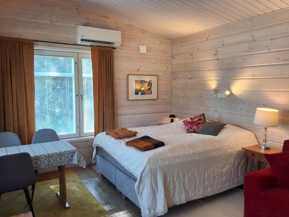 Bed, Living room, Photo of the whole room, Seating area, Bedroom, air conditioner