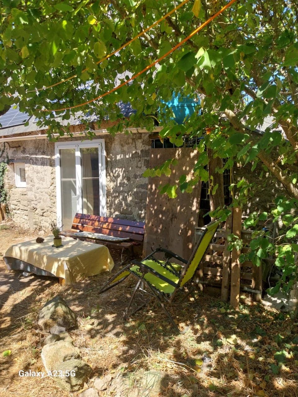 Property building, Patio, Day, Garden, Dining area, Garden view, sunbed