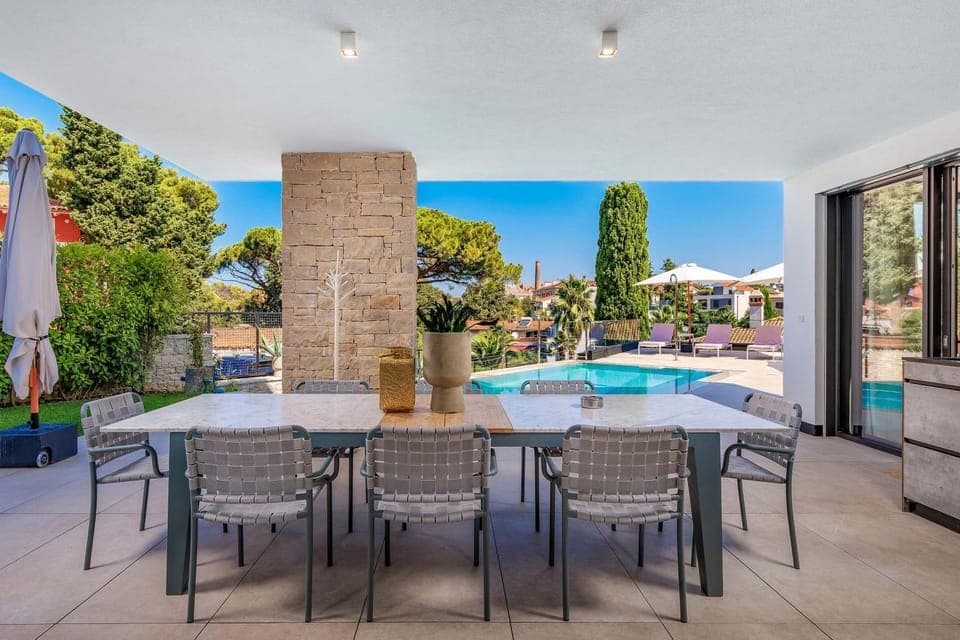 Patio, Day, Balcony/Terrace, Dining area, Pool view, Swimming pool, sunbed