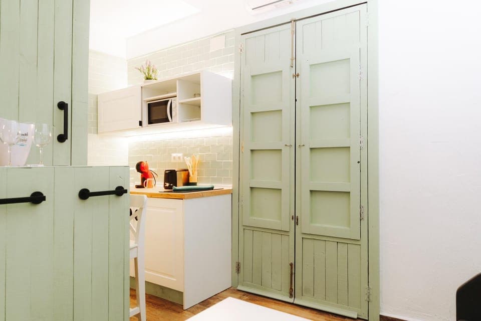 Photo of the whole room, kitchen