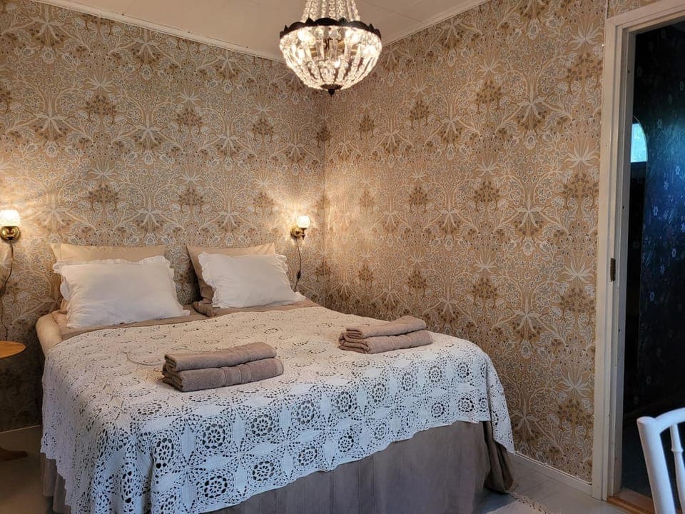 Bed, Bedroom, towels