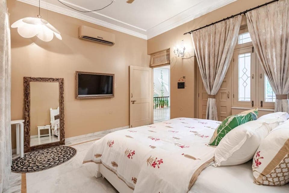 Bed, TV and multimedia, Photo of the whole room, Bedroom, air conditioner