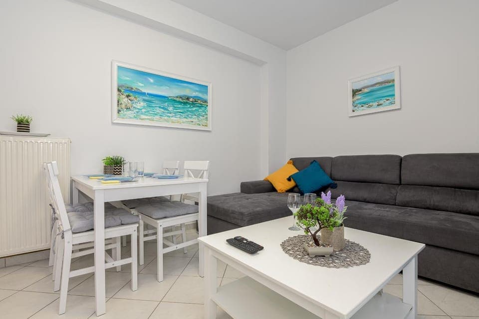 Living room, Seating area, Dining area, internet