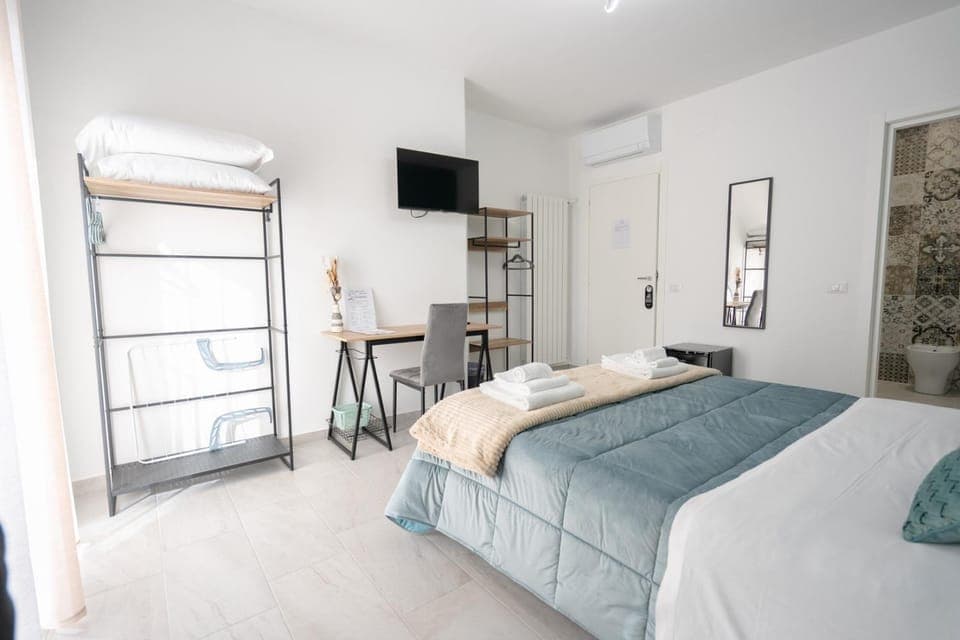 Bed, TV and multimedia, Photo of the whole room, Bedroom, internet, air conditioner