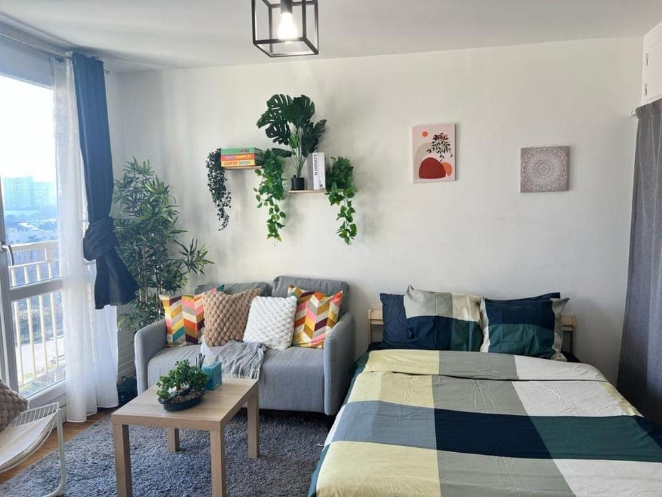 Bed, Seating area, Bedroom