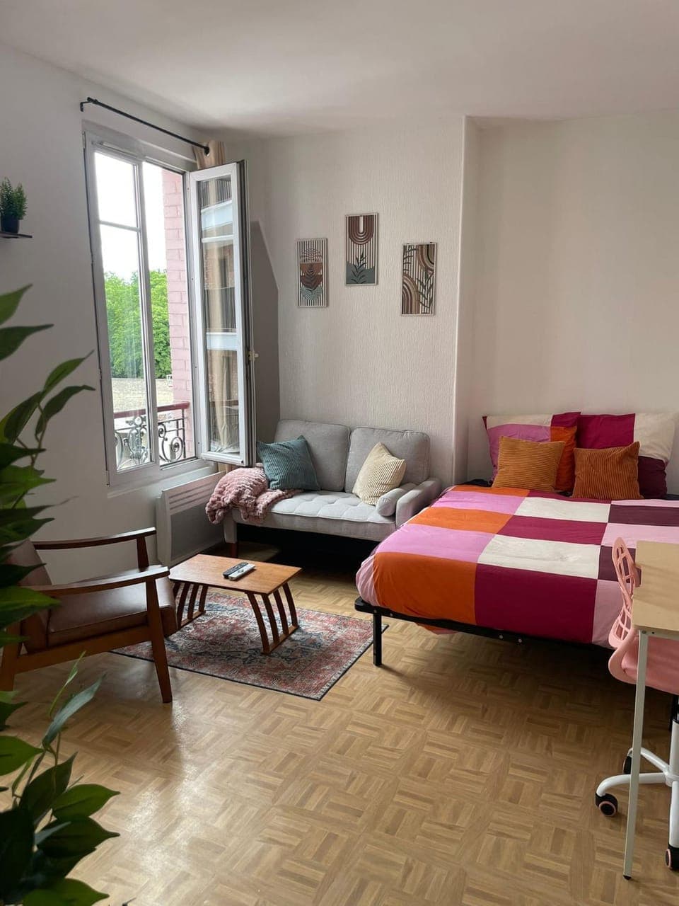 Living room, Photo of the whole room