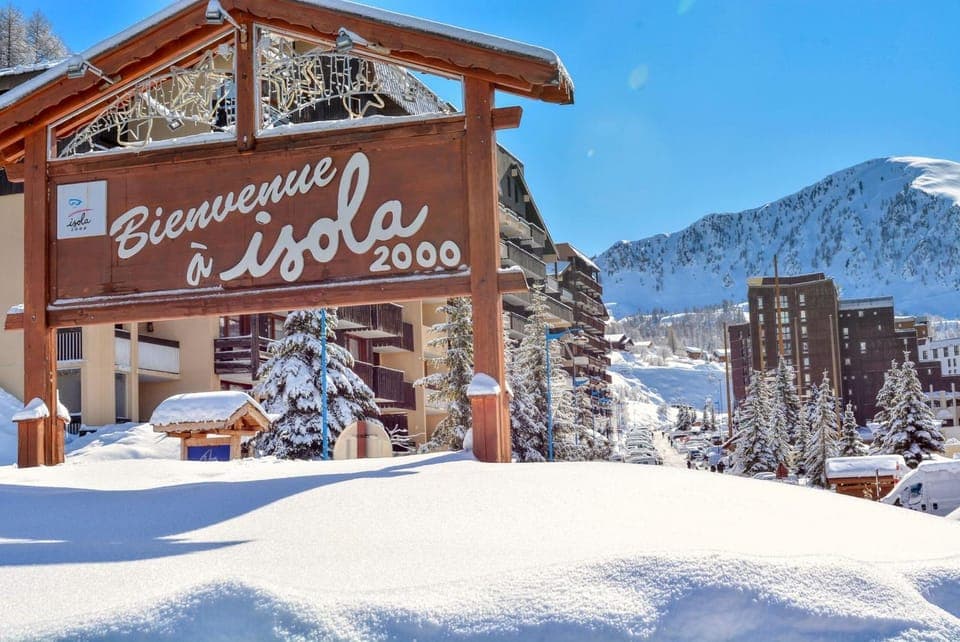 Property building, Nearby landmark, Day, Natural landscape, Winter, Mountain view, Street view