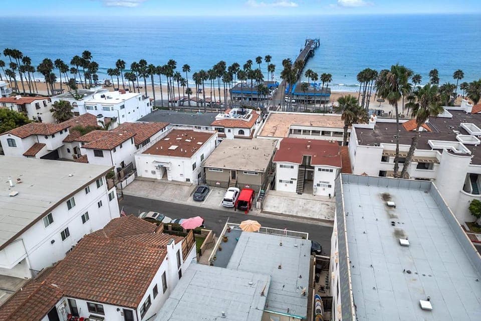 Neighbourhood, Bird's eye view, Location