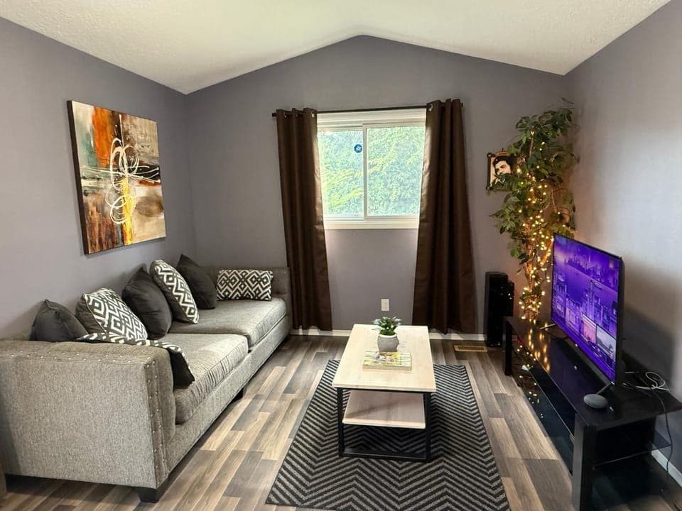 Communal lounge/ TV room, TV and multimedia, Living room, Seating area, Evening entertainment