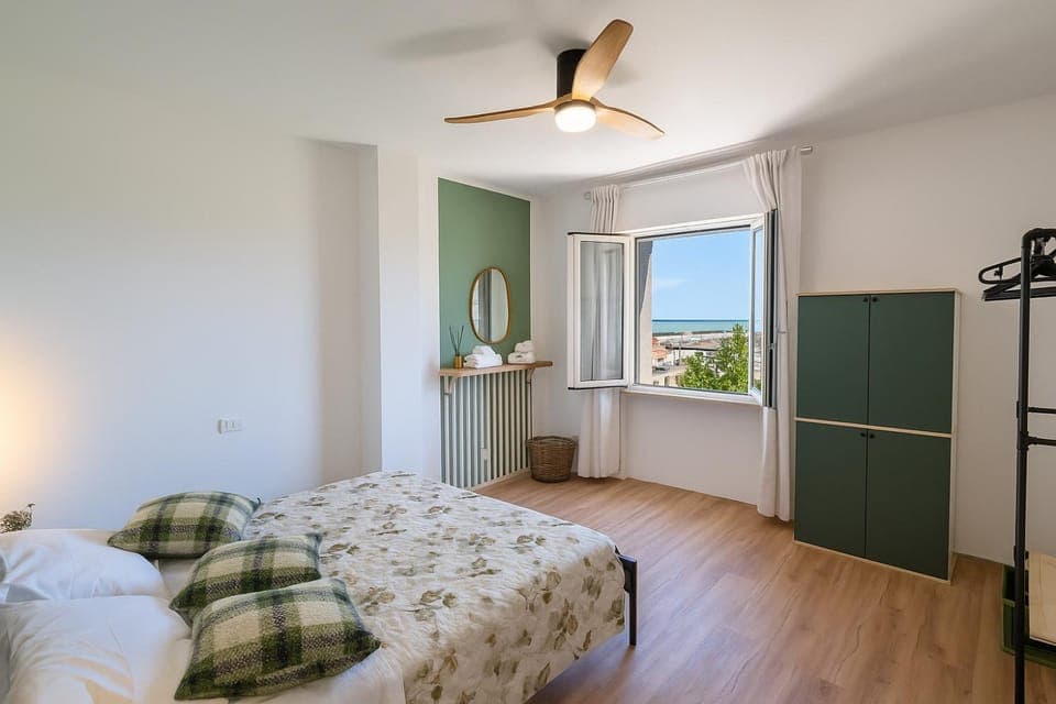 Bed, Photo of the whole room, wardrobe