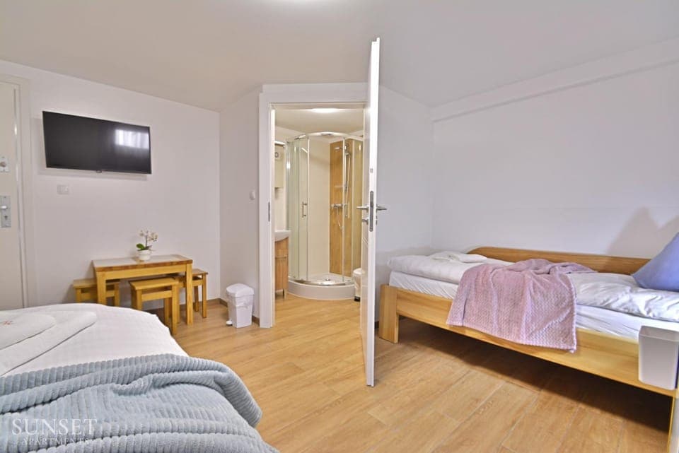 Bed, TV and multimedia, Photo of the whole room, Bedroom