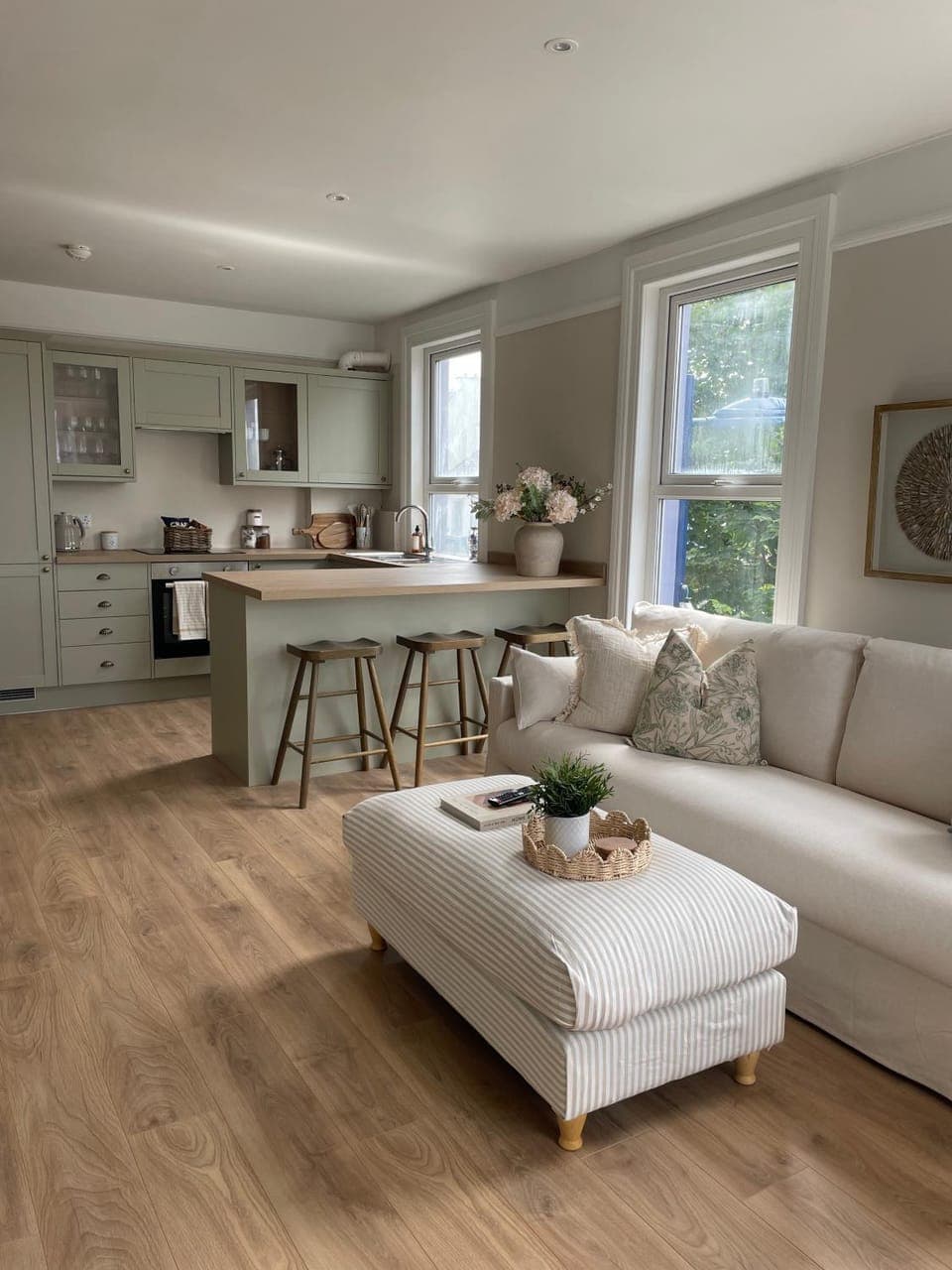 Coffee/tea facilities, Kitchen or kitchenette, Living room, Seating area, oven