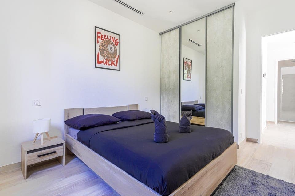 Photo of the whole room, Bedroom