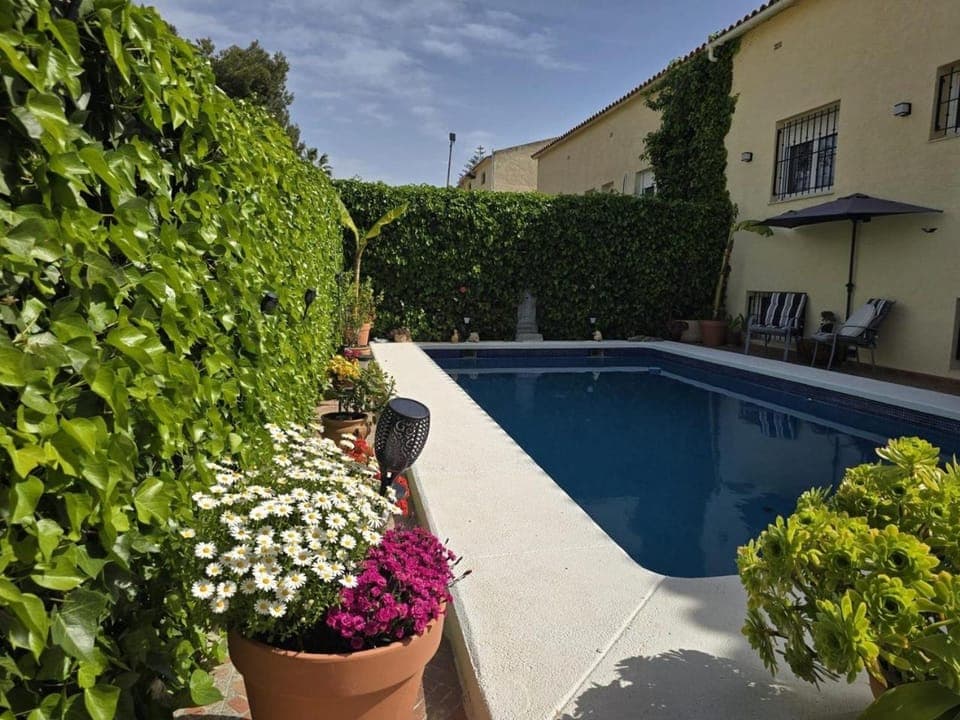 The Garden RA Floor Private Rooms, Pool, Garden Access Bed and Breakfast in Marina Baixa