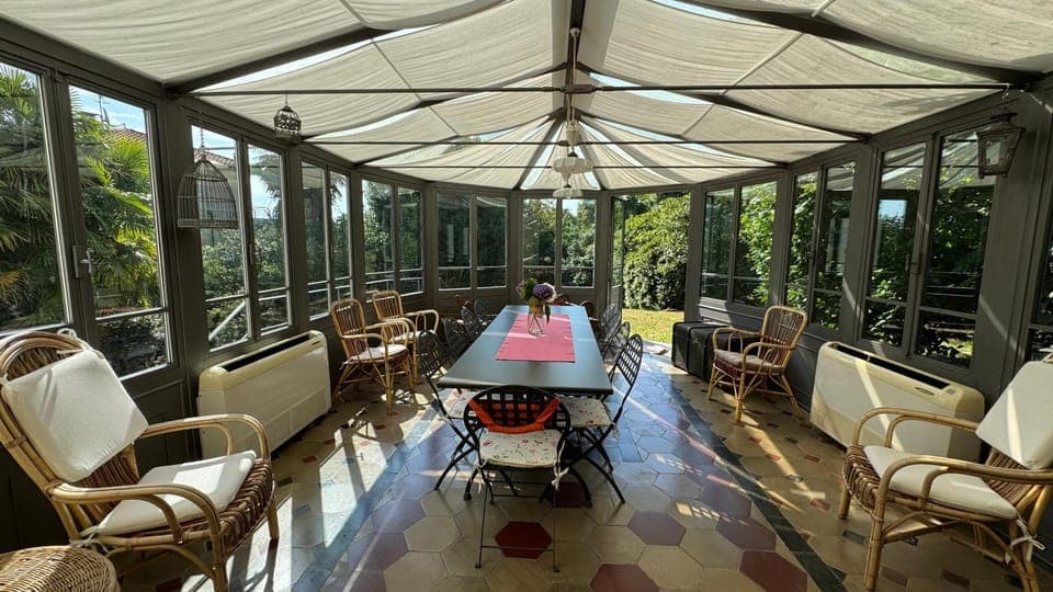 Patio, Day, Dining area