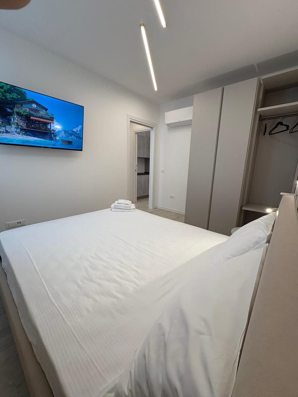 Bed, TV and multimedia, Photo of the whole room, Bedroom, wardrobe