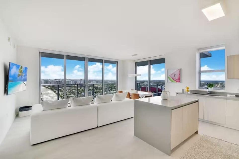 TV and multimedia, Kitchen or kitchenette, Living room, Seating area