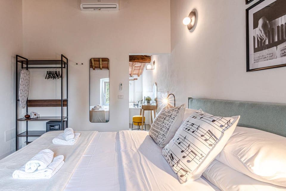 Bed, Photo of the whole room, towels, air conditioner