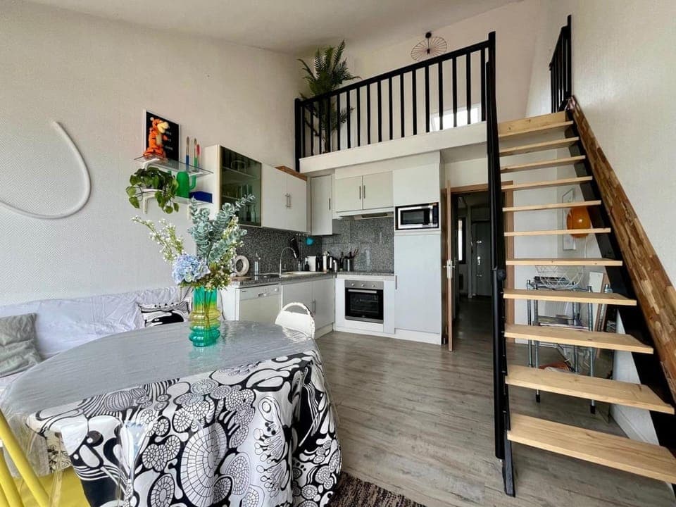 Kitchen or kitchenette, Dining area, stove