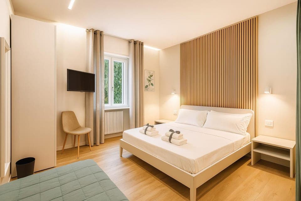 Bed, TV and multimedia, Photo of the whole room, Bedroom, towels