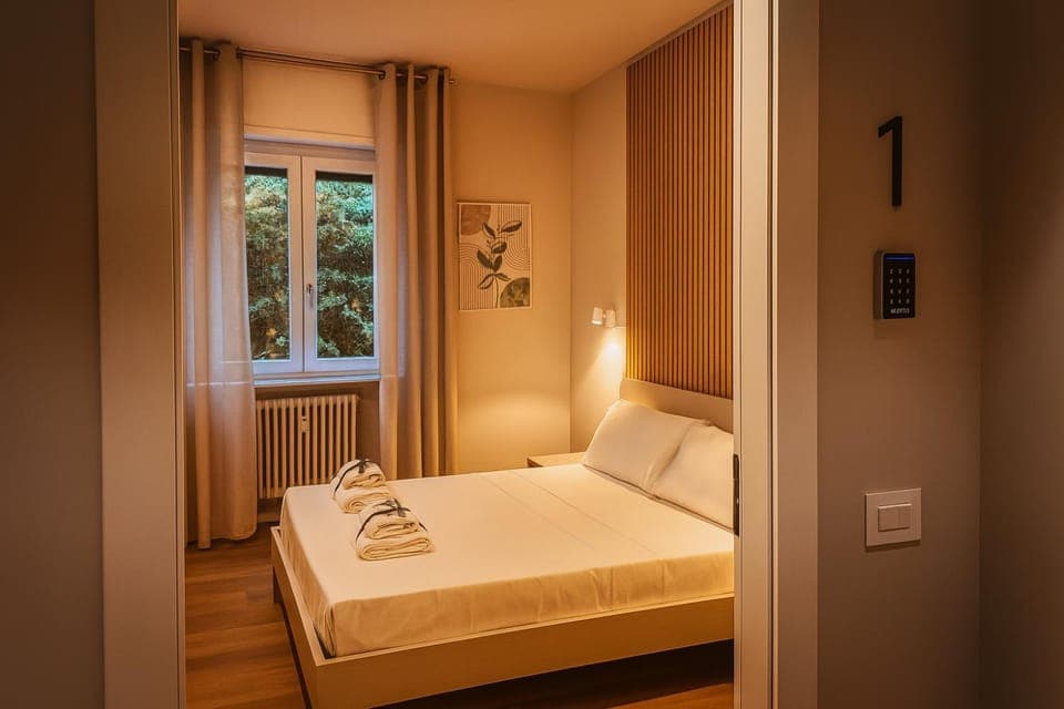 Bed, Photo of the whole room, Bedroom, towels