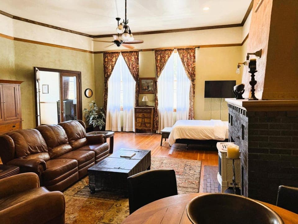 Bed, TV and multimedia, Living room, Seating area