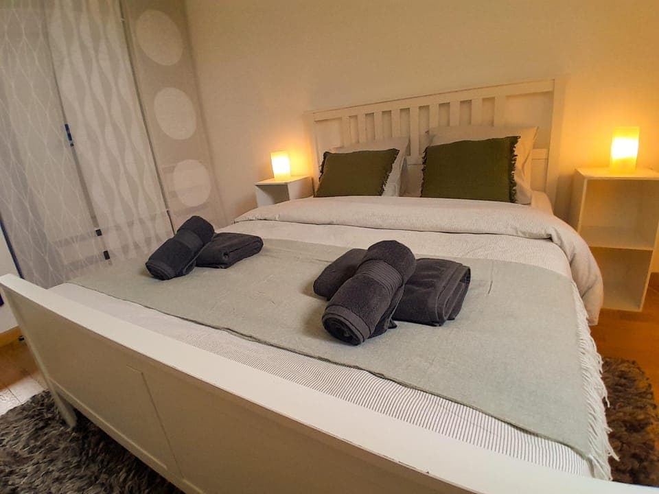 Bed, Bedroom, towels