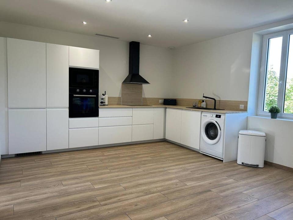 Coffee/tea facilities, Kitchen or kitchenette, dishwasher, microwave, oven, stove, toaster, washing machine