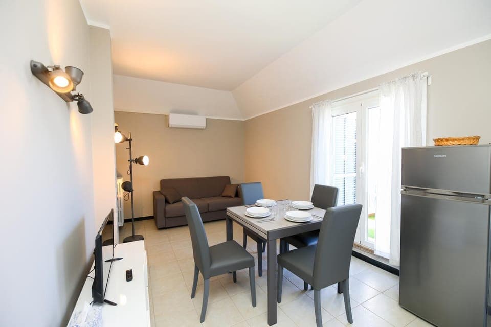 Living room, Seating area, Dining area, air conditioner