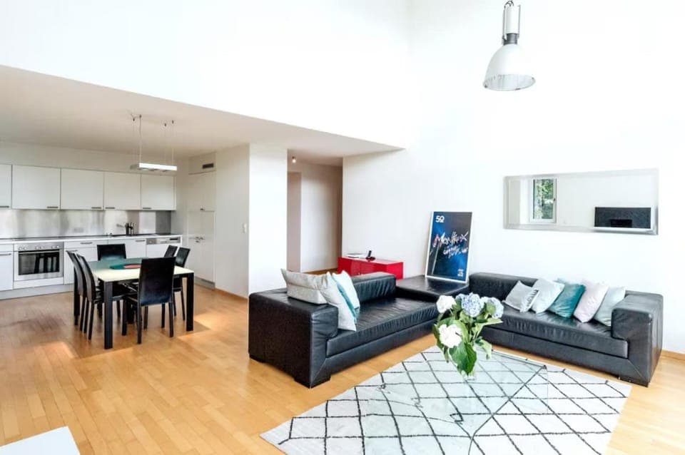 TV and multimedia, Seating area, Dining area