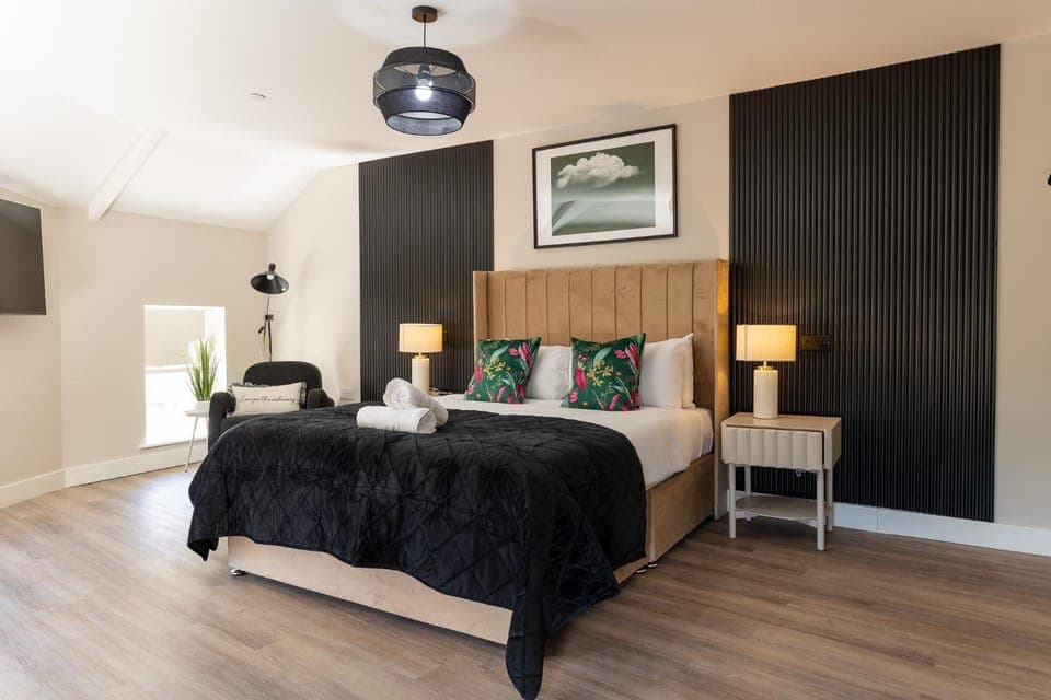 Bed, Bedroom, towels