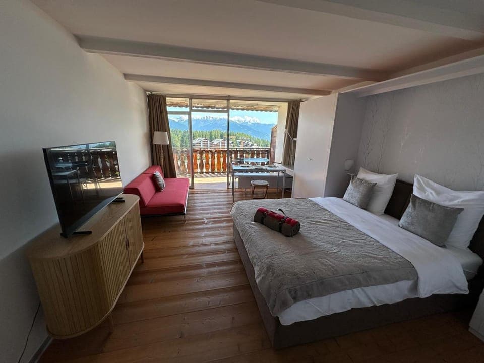 Bedroom, Mountain view