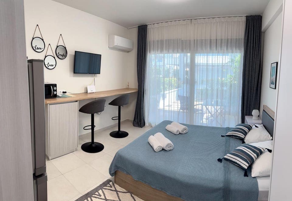 Bed, TV and multimedia, Kitchen or kitchenette, Photo of the whole room, Bedroom, microwave, towels