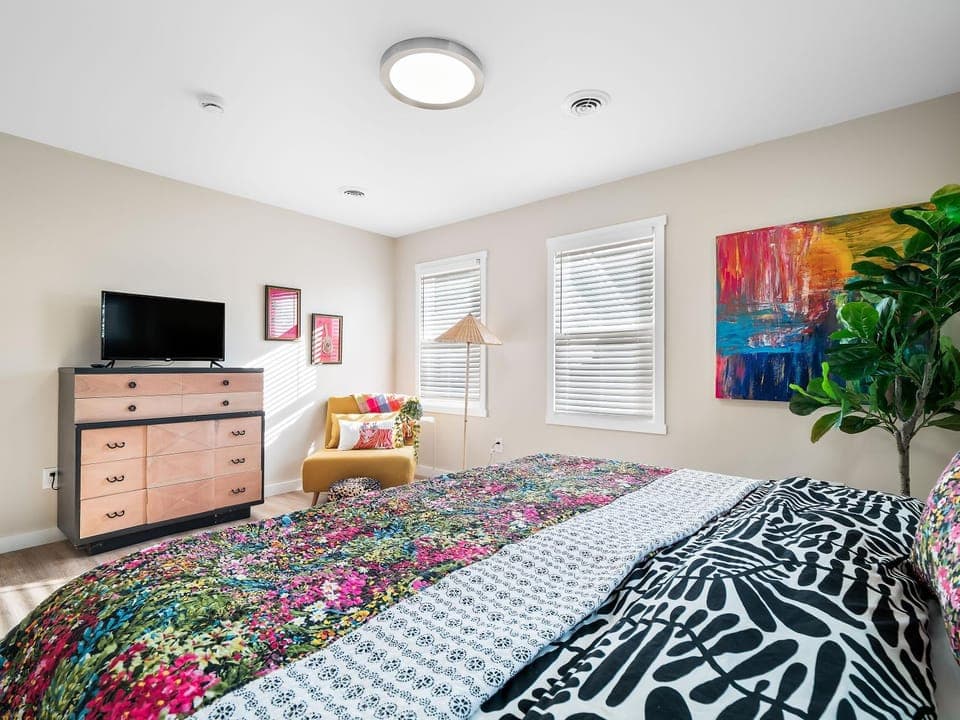 Bed, TV and multimedia, Bedroom