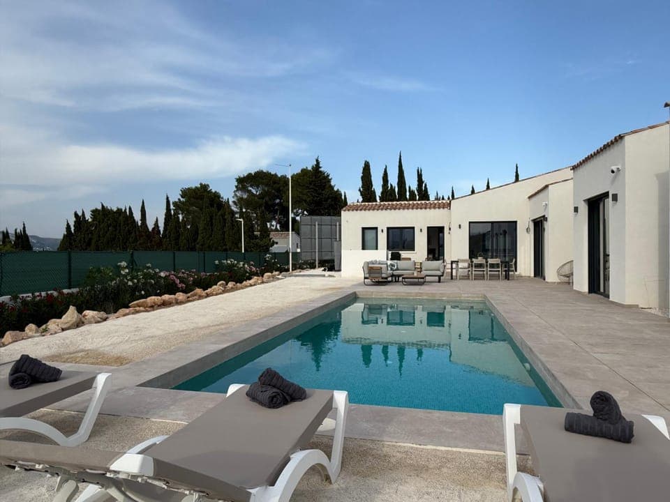 Pool view, Swimming pool, sunbed