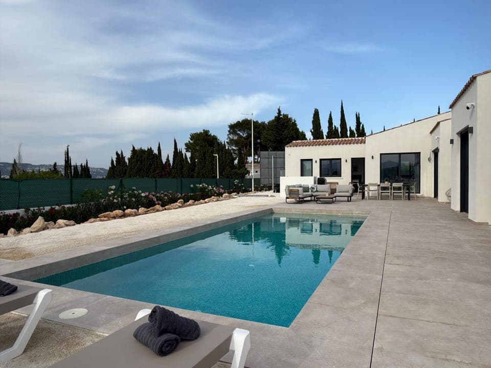 Swimming pool, sunbed