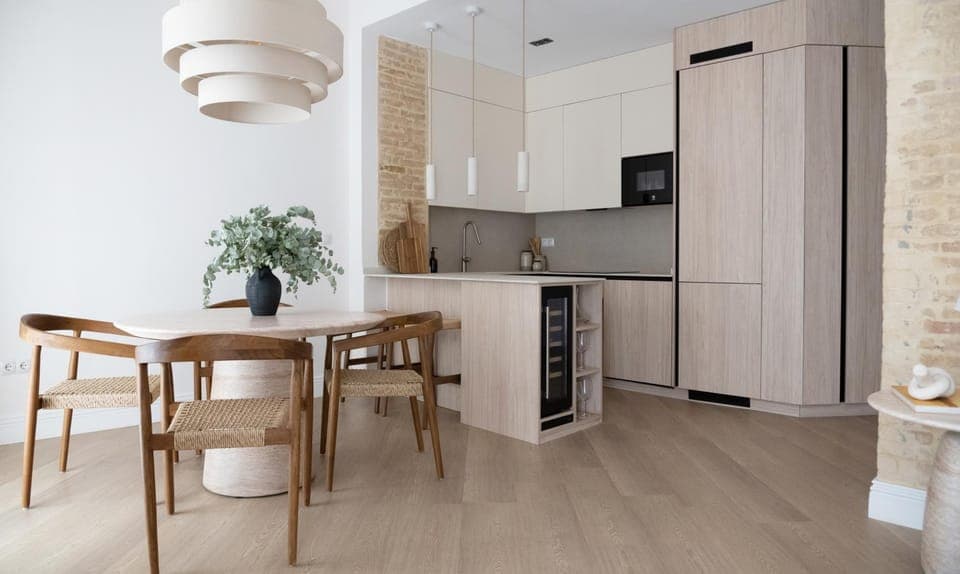 Kitchen or kitchenette, Dining area