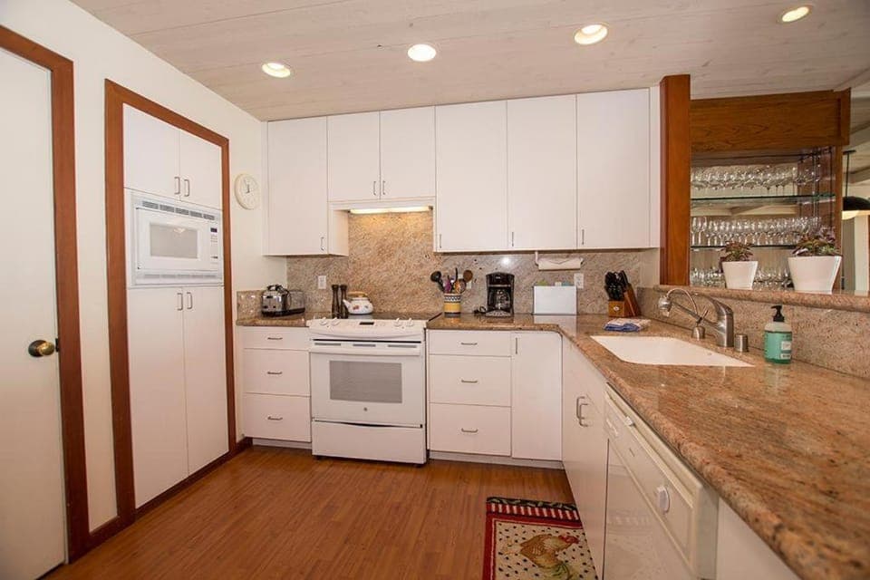 Kitchen or kitchenette, oven