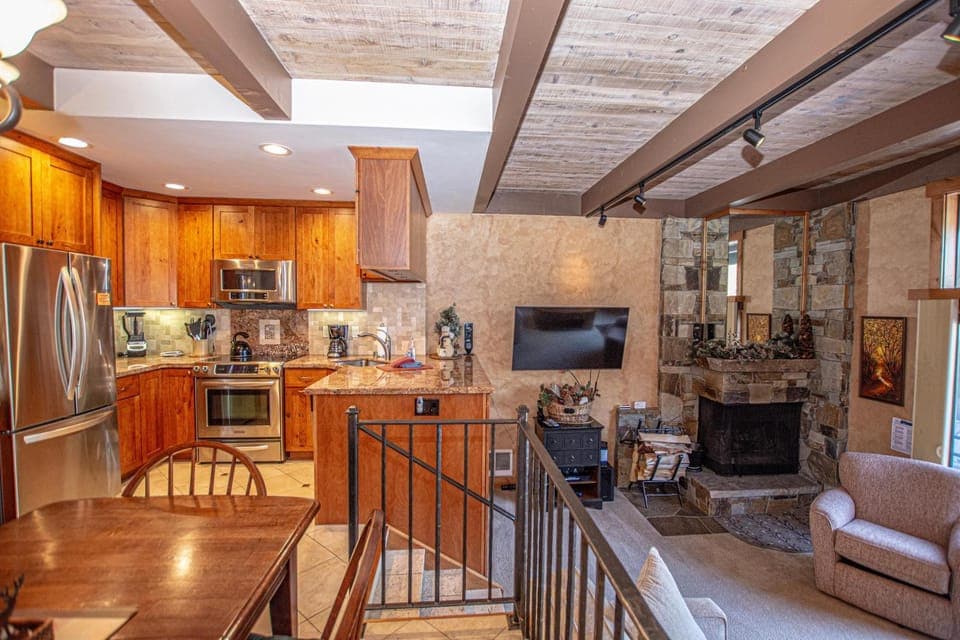 Communal lounge/ TV room, TV and multimedia, Seating area, Dining area, oven, stove