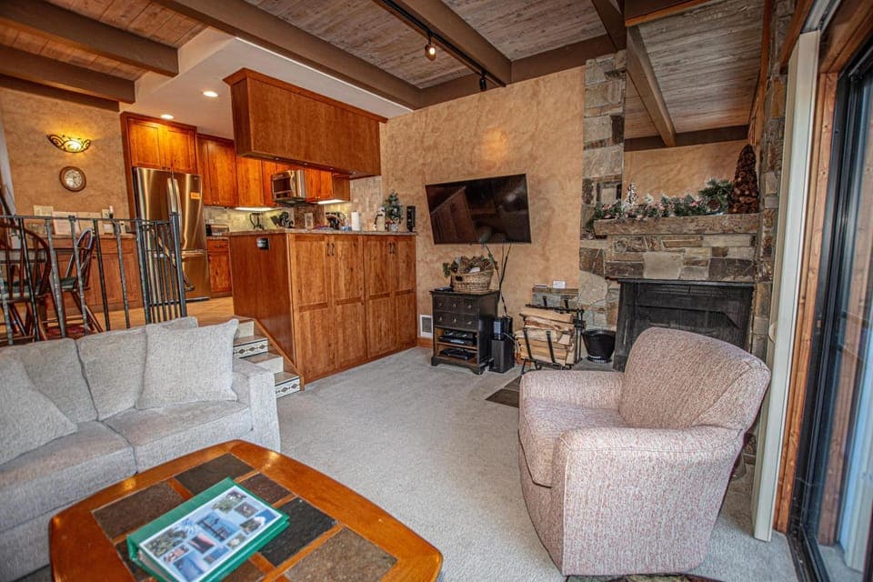 TV and multimedia, Kitchen or kitchenette, Living room, Seating area, Dining area