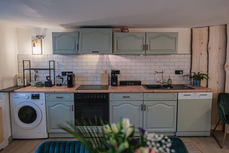 Coffee/tea facilities, Kitchen or kitchenette, dishwasher, oven, pet friendly, stove, toaster, washing machine, dryer