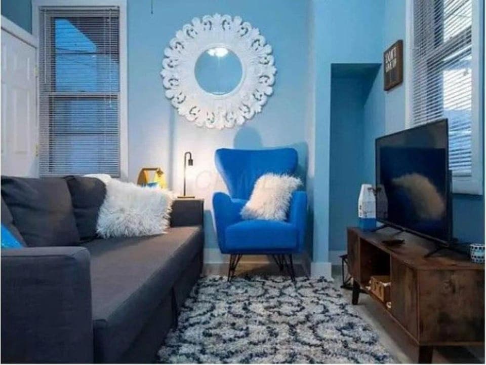 Property building, Communal lounge/ TV room, Bed, TV and multimedia, Living room, Photo of the whole room, Seating area, Evening entertainment, Bedroom