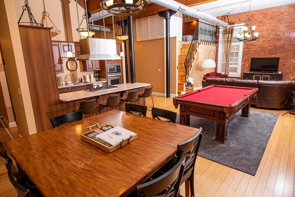 Luxurious Downtown Condo by Georgia St House in Indianapolis