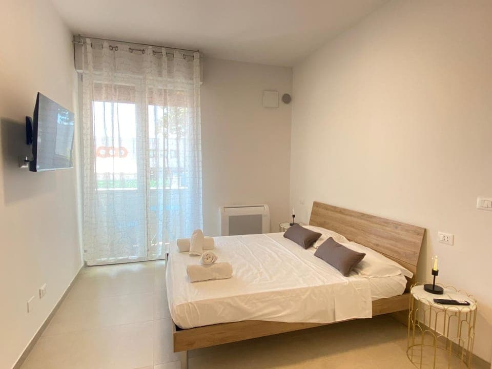 Bed, TV and multimedia, Bedroom, towels