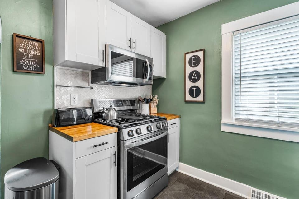 Kitchen or kitchenette, oven, stove