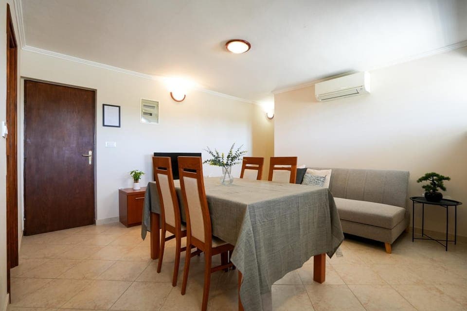 Living room, Seating area, Dining area, air conditioner