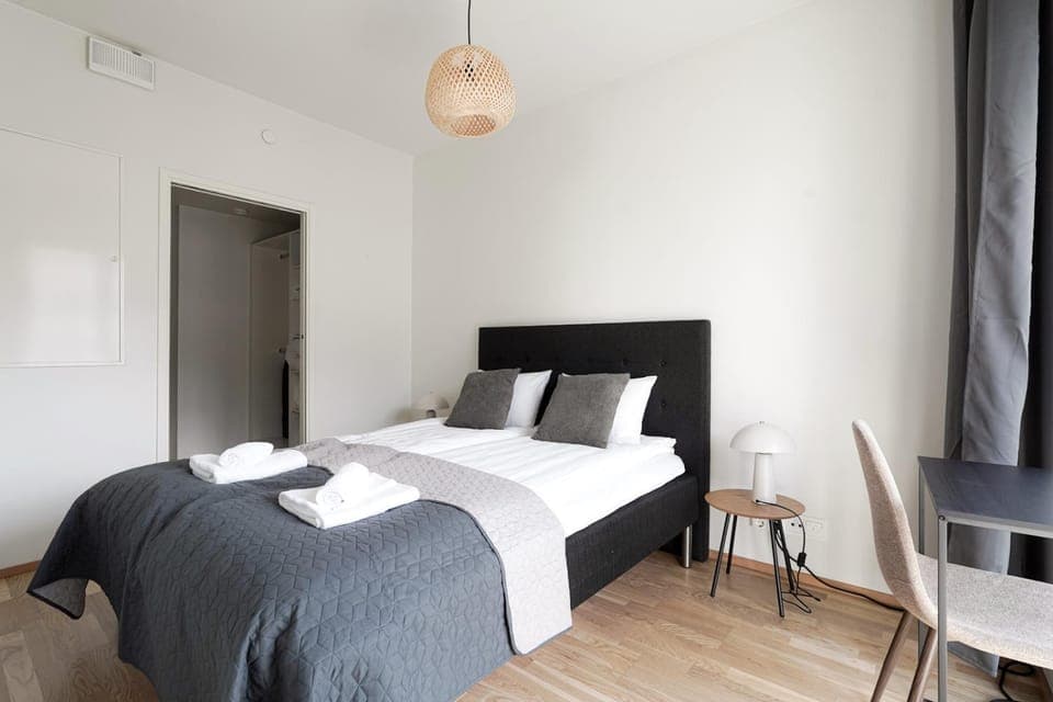 Bed, Bedroom, towels