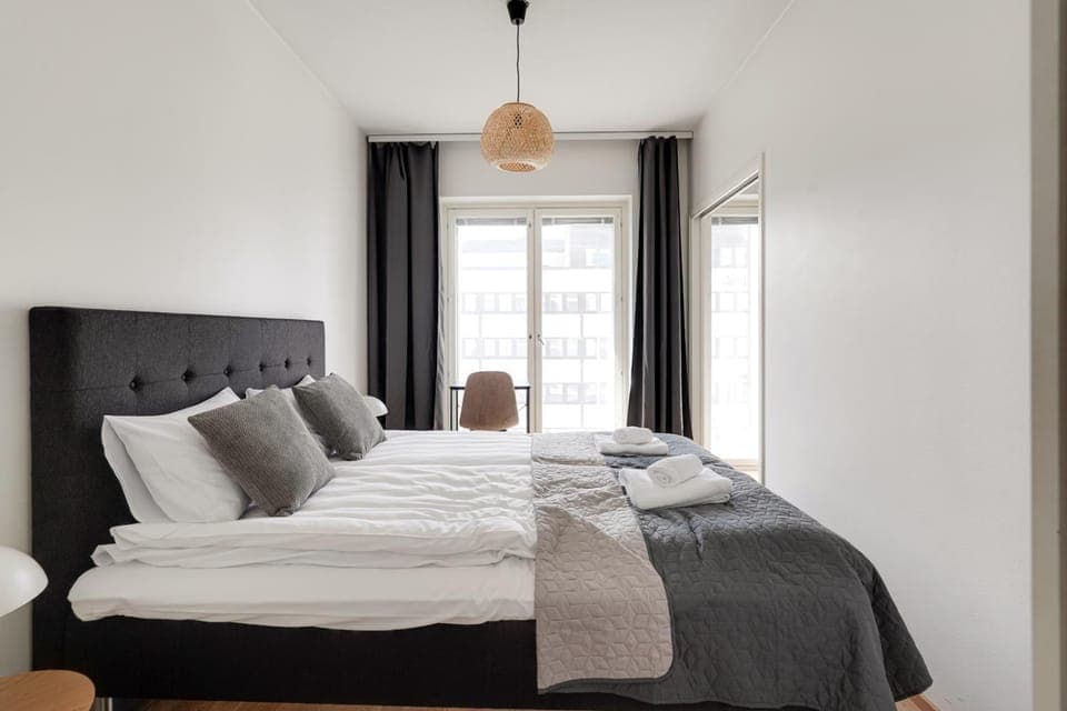 Bed, Bedroom, towels