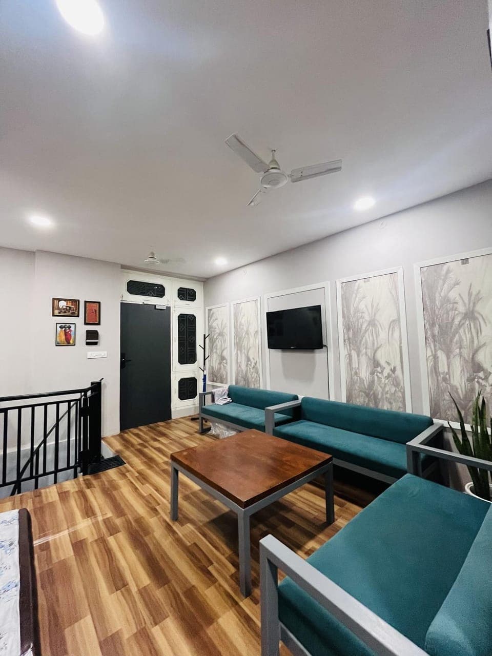 TV and multimedia, Living room, Seating area, Evening entertainment